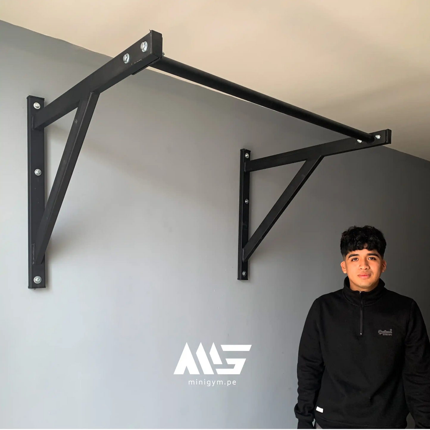 Detalle de estructura reforzada de barra de dominadas MiniGym, resistente y segura.