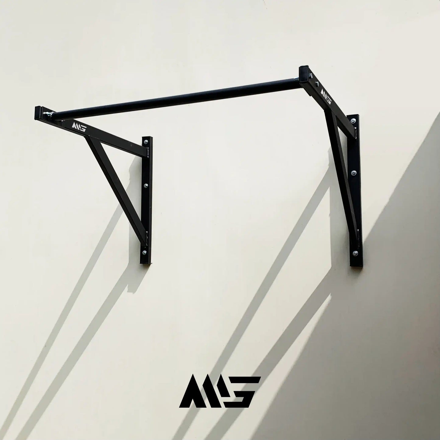 Barra de dominadas reforzada montada en pared blanca, ideal para calistenia y crossfit.