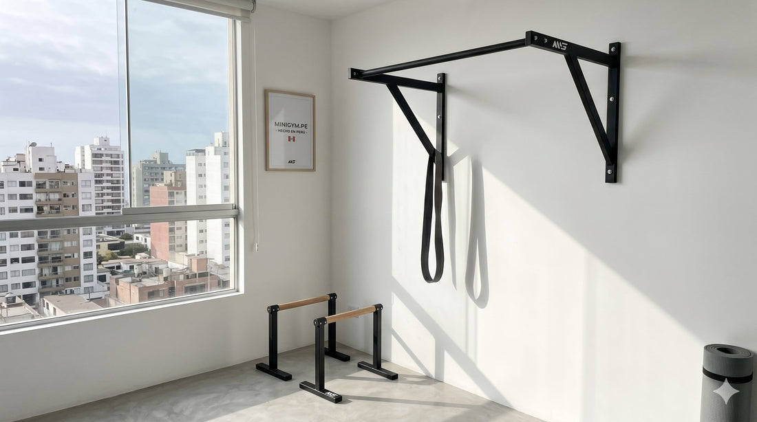 Home gym en departamento de Lima con barra de dominadas, paralelas y banda de resistencia — MiniGym Perú