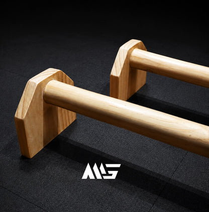 Detalle de la base de madera maciza de las paralelas MiniGym, acabado natural