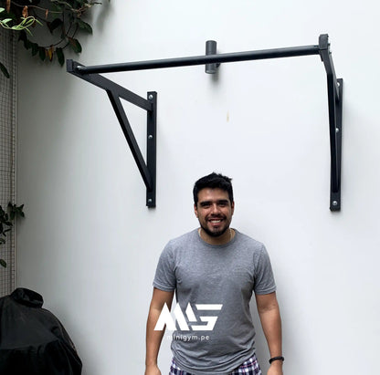Cliente usando barra de dominadas MiniGym para entrenamiento funcional en casa