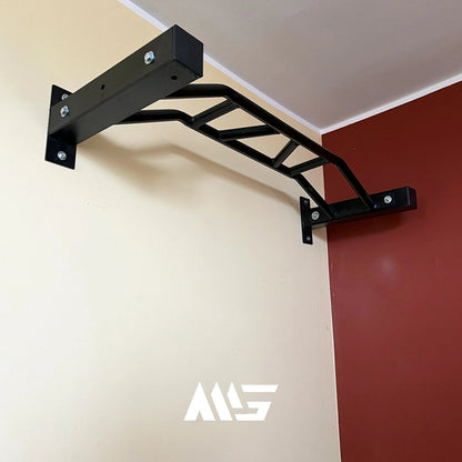 Barra multiagarre instalada sobre pared roja, perfecta para calistenia y crossfit