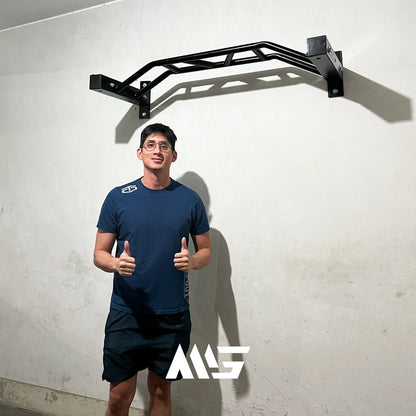Usuario junto a barra multiagarre MiniGym, lista para ejercicios prono, supino y neutro