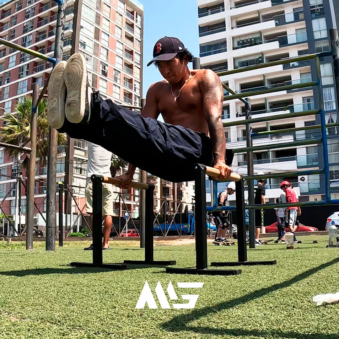 Entrenamiento calistenia con paralelas street MiniGym en exteriores