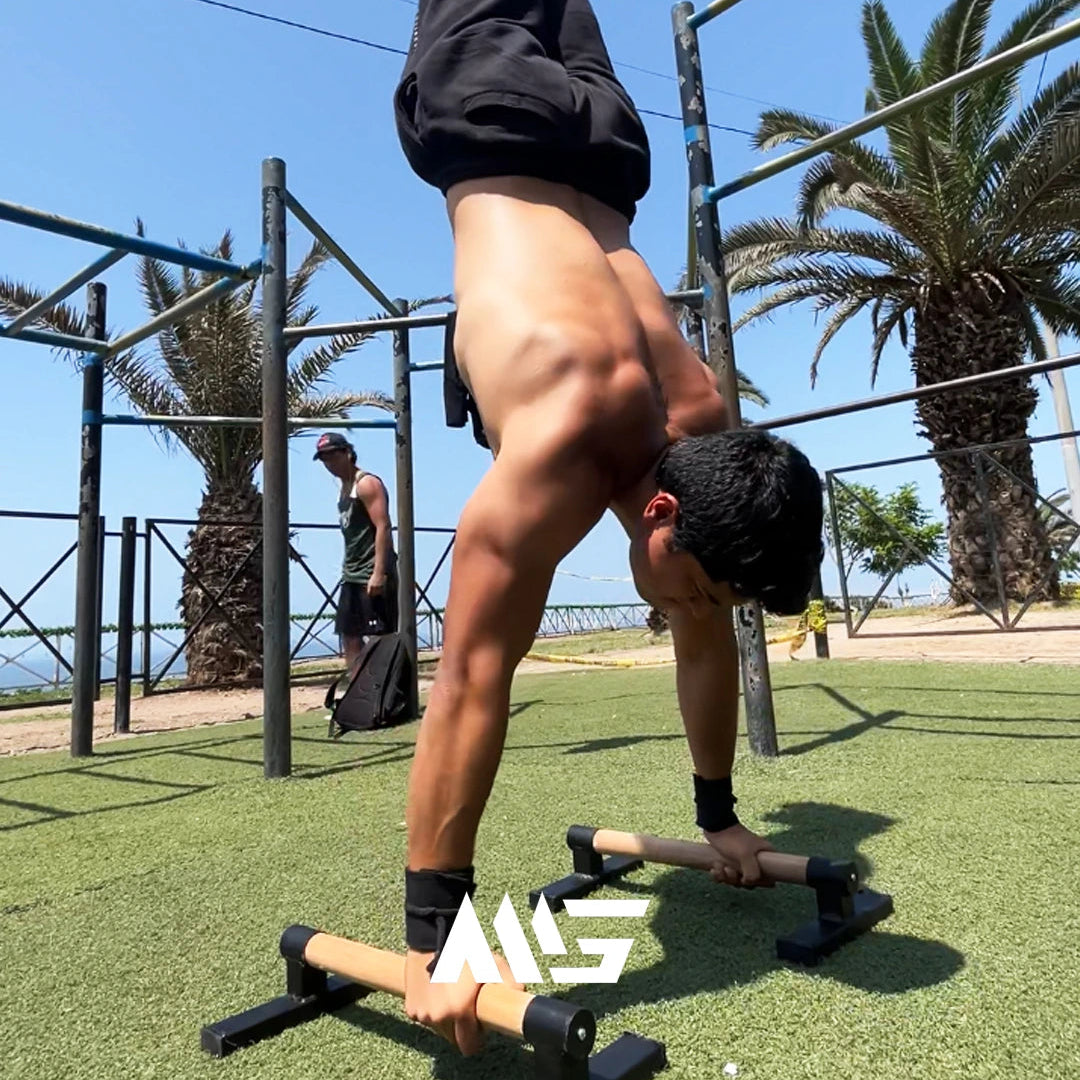 Atleta realizando ejercicios de plancha en paralelas street MiniGym