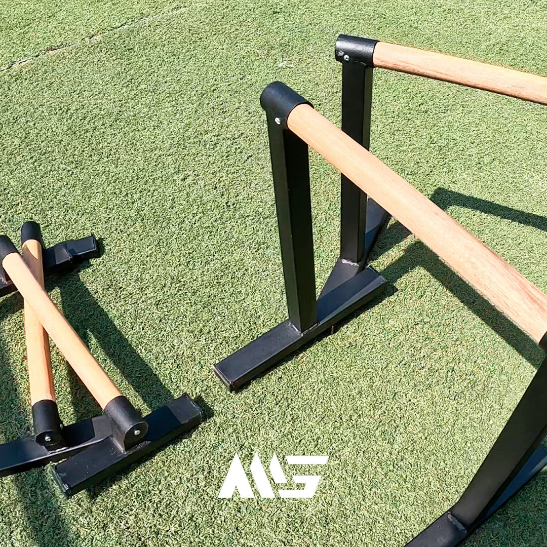 Detalle de paralelas street MiniGym instaladas sobre césped artificial
